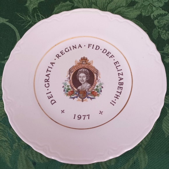 Vintage Queen Elizabeth Silver Jubilee Commemorative Plate - Picture 1 of 6